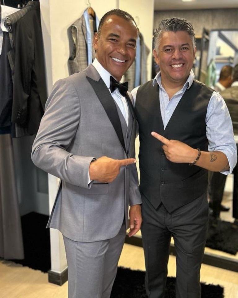 Wagner Santos com um cliente na loja