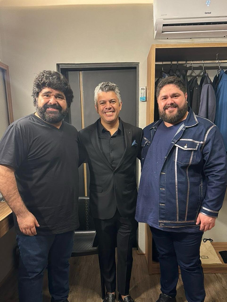Wagner Santos com clientes na loja